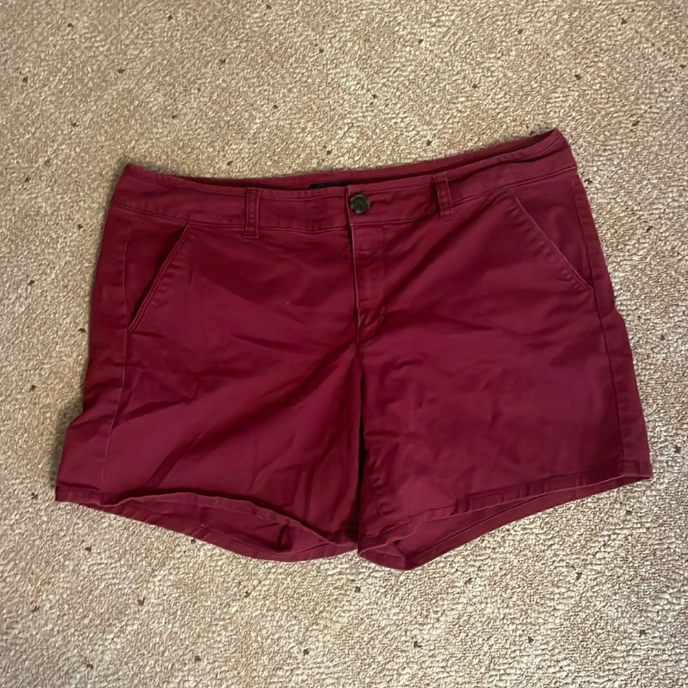 American Eagle AE midi shorts burgunday maroon size 12 EUC